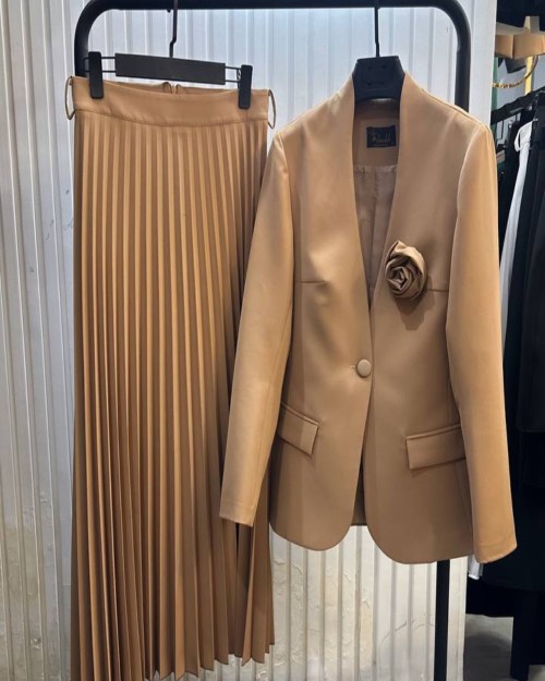  کت و دامن پلیسه 